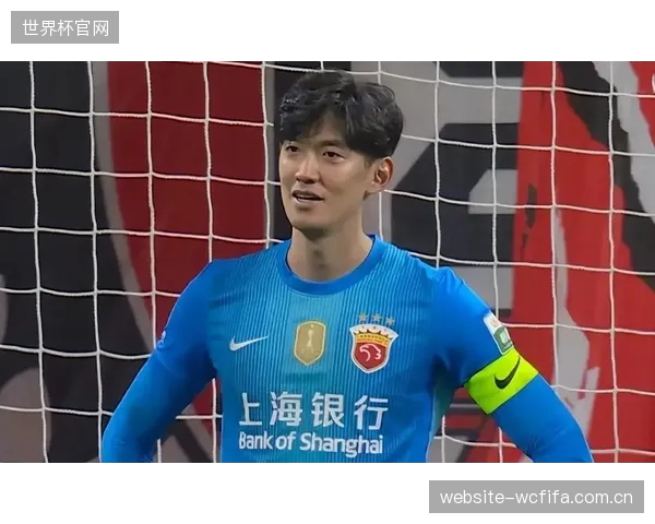 上海海港定位球防守纪律严明，颜骏凌高空球控制力覆盖了整个禁区。